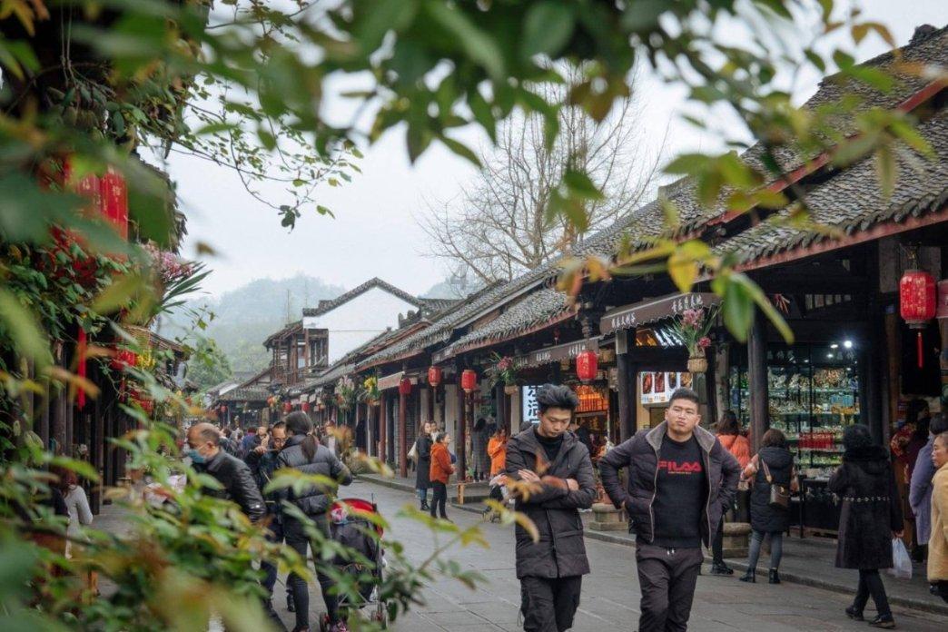 塔吊灯老跳闸，我用4平方电线接了4个1千瓦的灯。220V电压，亮了一个晚上，第二天晚上老跳闸怎么回？游戏画面